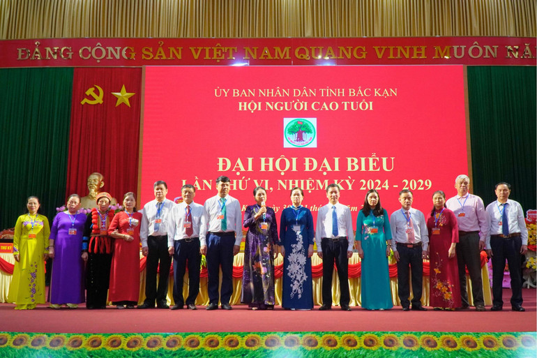 Ban Chấp hành Hội NCT tỉnh Bắc Kạn khóa VI, nhiệm kỳ 2024 - 2029 ra mắt. 150.jpg