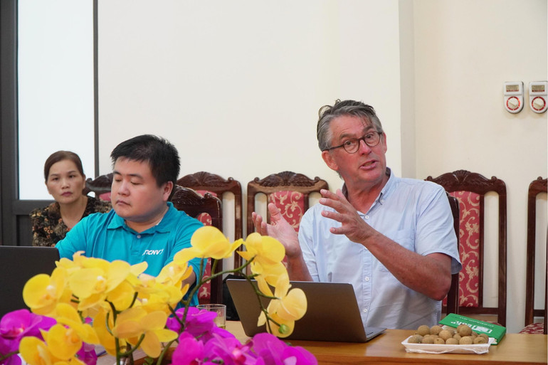 Ông Peter Prins, Giám đốc Công ty Tư vấn đất, nước và nông nghiệp Prins tại Hà Lan phát biểu tại buổi làm việc. 00.jpg
