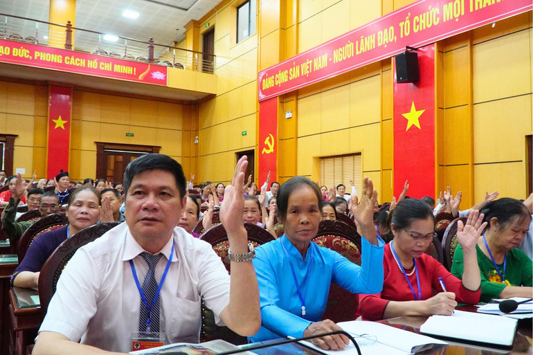 Đại biểu biểu quyết thông qua các nội dung của Đại hội. 88.jpg