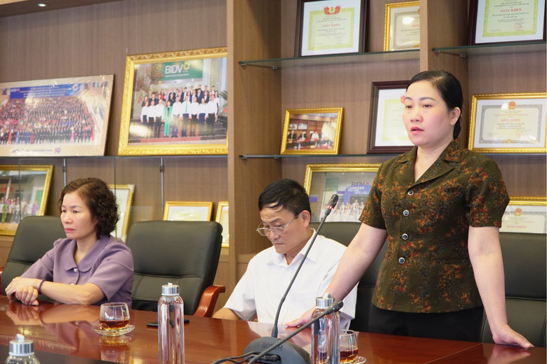 Chủ tịch Ủy ban MTTQ tỉnh Đỗ Thị Minh Hoa chia sẻ, cảm ơn BIDV đã hỗ trợ cùng tỉnh khắc phục hậu quả do thiên tai gây ra. 02.jpg