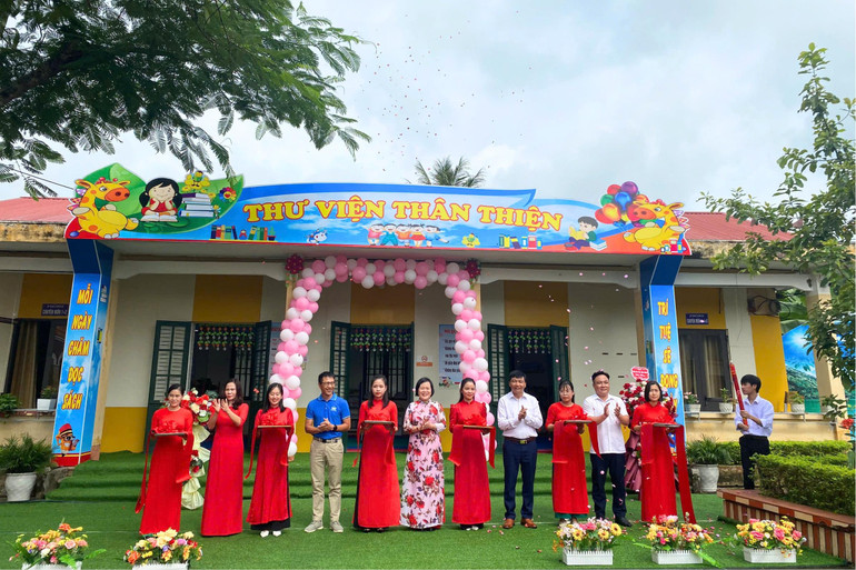 Đại biểu cắt băng khai trương Thư viện thân thiện 67.jpg