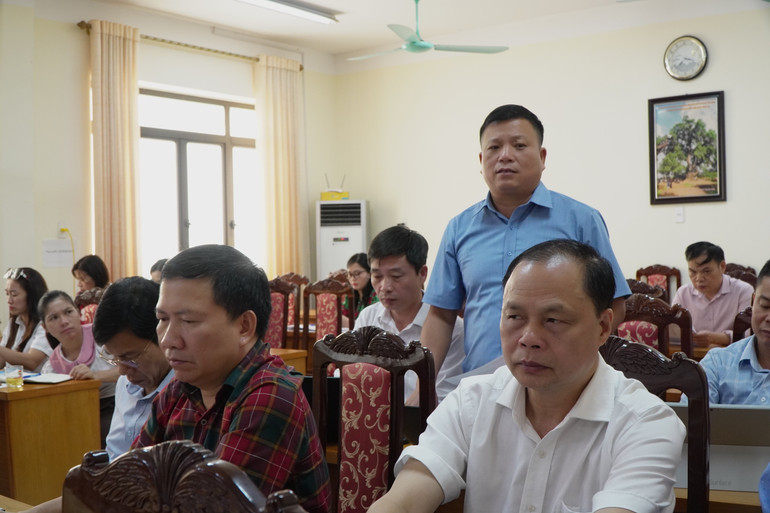 Chủ tịch HND huyện Na Rì phát biểu ý kiến tại hội nghị. dsc05106-6403.jpg