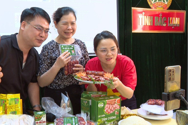 Chị Đặng Thị Huyền, Giám đốc Hợp tác xã nông nghiệp Huyền Hân Thái Nguyên (áo đỏ) hỗ trợ học viên các kỹ năng bán hàng trên mạng xã hội. 5522.jpg