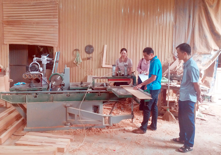 Được hỗ trợ máy móc từ nguồn khuyến công địa phương đã giúp cho hộ kinh doanh Lý Văn Hùng ở thị trấn Nà Phặc (Ngân Sơn) mở rộng sản xuất, nâng cao thu nhập. KC 4.jpg