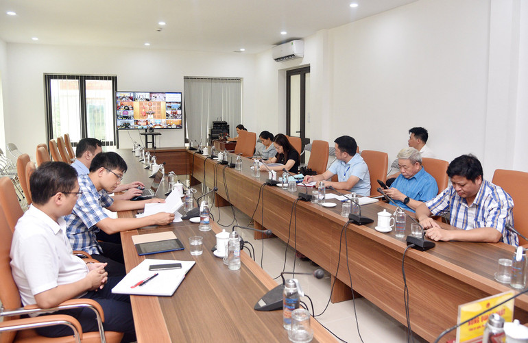Đại biểu nghe điểm cầu trung tâm trình bày dự thảo Nghị định. z5582432729615_4f8e66e01d5e6ed6b15be66303ff871c.jpg