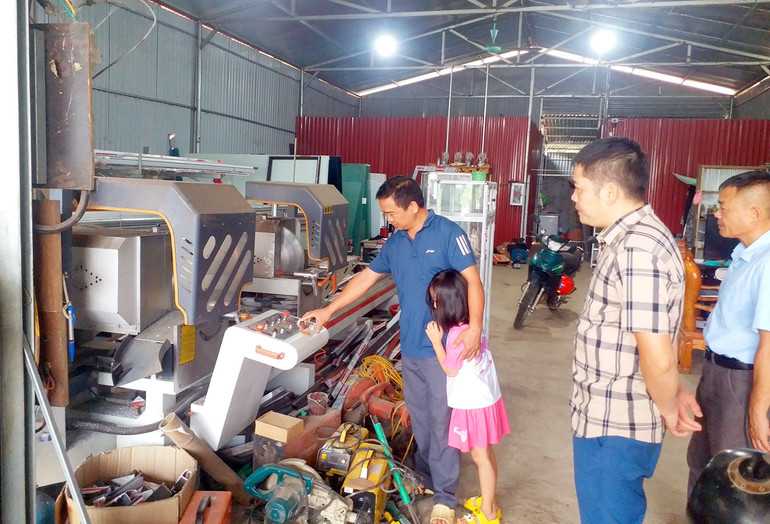 Hộ kinh doanh Đàm Văn Lưu ở thị trấn Yến lạc (Na Rì) được hỗ trợ máy móc để nâng cao chất lượng sản phẩm KC 2.jpg