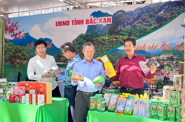 Người tiêu dùng lựa chọn các sản phẩm OCOP của tỉnh Bắc Kạn tại Tuần lễ quảng bá văn hóa, bán hàng đặc sản tại NovaWorld Phan Thiết (Bình Thuận) năm 2024. KC 1.jpg