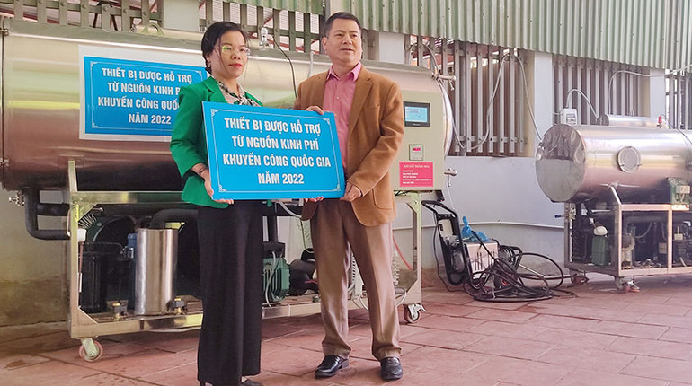 Đại diện lãnh đạo Sở Công thương Bắc Kạn bàn giao thiết bị hỗ trợ phục vụ sản xuất cho Công ty TNHH Hà Diệp. Đại diện lãnh đạo Sở Công thương Bắc Kạn bàn giao thiết bị hỗ trợ phục vụ sản xuất cho Công ty TNHH Hà Diệp.