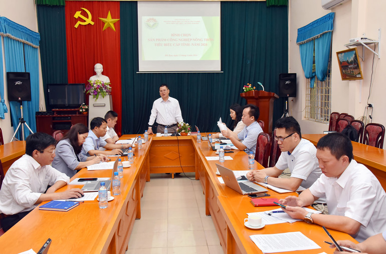 Hội đồng bình chọn tiến hành bình chọn các sản phẩm CNNTTB năm 2024. Hội đồng bình chọn tiến hành bình chọn các sản phẩm CNNTTB năm 2024.