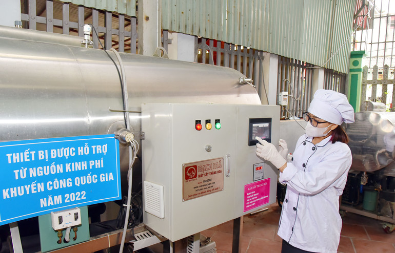 Công nhân Công ty TNHH Hà Diệp kiểm tra thông số kỹ thuật trước khi vận hành. Công nhân Công ty TNHH Hà Diệp kiểm tra thông số kỹ thuật trước khi vận hành.