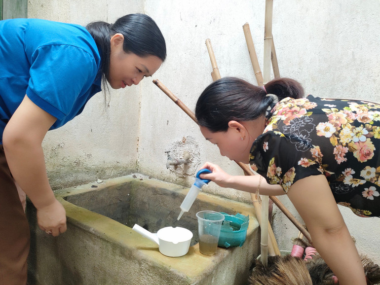 Cán bộ y tế bắt muỗi, bọ gậy lăng quăng tại khu vực xuất hiện ca bệnh để xét nghiệm. z5642149365232_05af0b1a7c89d59e71159e914907b204.jpg