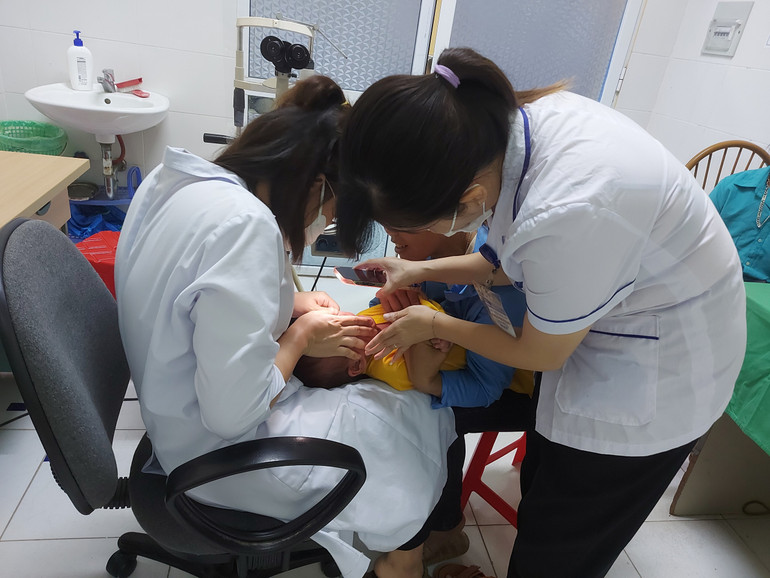 Các bác sĩ khám, hội chẩn trước khi phẫu thuật cho trẻ z5656601732451_6a13ea6101d31b49d1c33585e6ec89ed.jpg