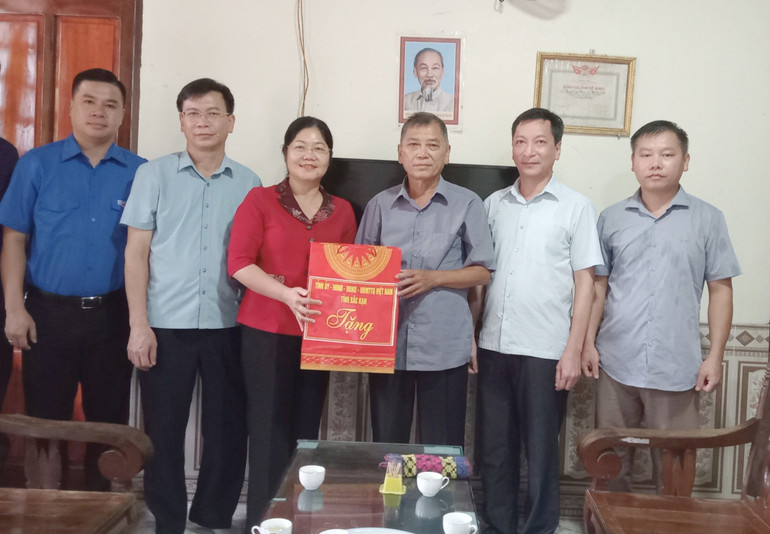 Phó Chủ tịch Thường trực HĐND tỉnh Hoàng Thu Trang và đoàn công tác thăm, tặng quà ông Nguyễn Minh Thông, người hoạt động kháng chiến bị nhiễm chất độc hóa học. z5663099923425_2c2df00669a875f0598acb140d2eec67.jpg