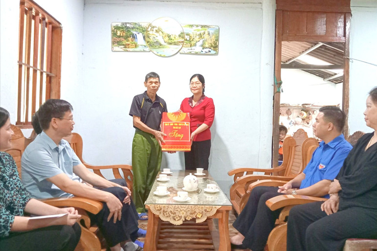 Phó Chủ tịch Thường trực HĐND tỉnh Hoàng Thu Trang thăm, tặng quà ông Nông Tiến Lại, người hoạt động kháng chiến bị nhiễm chất độc hóa học. z5663095033935_7d2fed9bcdb740288859b181281e00a4.jpg