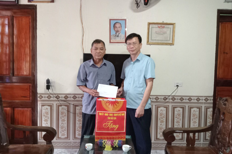 Nhân dịp này, lãnh đạo UBND huyện Na Rì chuyển quà của Chủ tịch nước cho các đối tượng chính sách. z5663095917209_bf970a36436ff464ffe9384cb6fc7bac.jpg