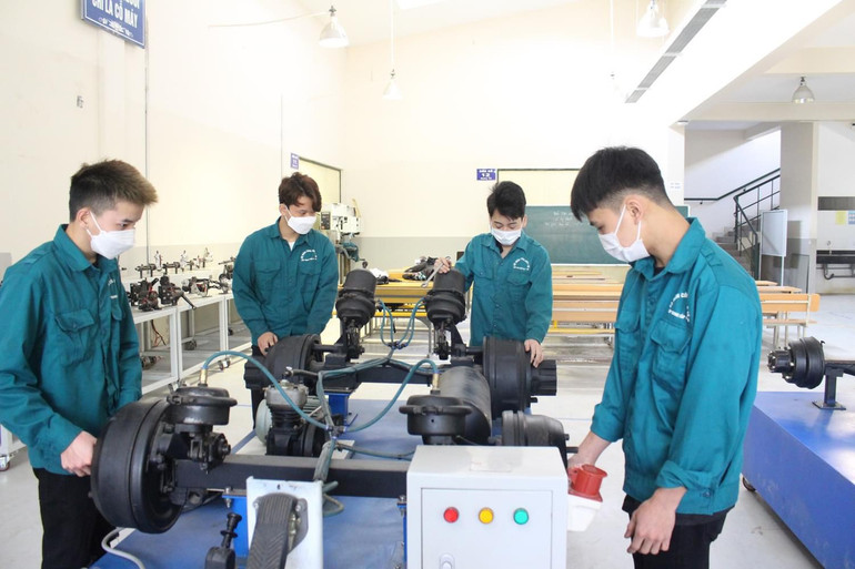 Học sinh thực hành tại Xưởng thực hành nghề Công nghệ ô tô của nhà trường. z5634276205607_e174e1f1d11b6434d7bd45552dc5f469.jpg
