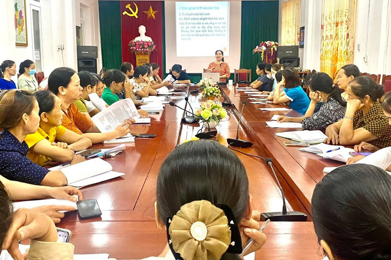 Trung tâm Y tế huyện Bạch Thông cung cấp thông tin về mất cân bằng giới tính khi sinh cho đội ngũ y tế và nhân viên y tế thôn bản. z5644723560118_d14b40ed6c56d7e2065adc503a67e380.jpg