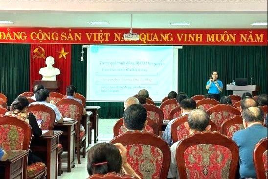 Báo cáo viên chia sẻ chuyên đề về chính sách BHXH, BHYT tại Hội nghị. z5603100070645_153462c712496258c8432a3d9da0bdaf.jpg