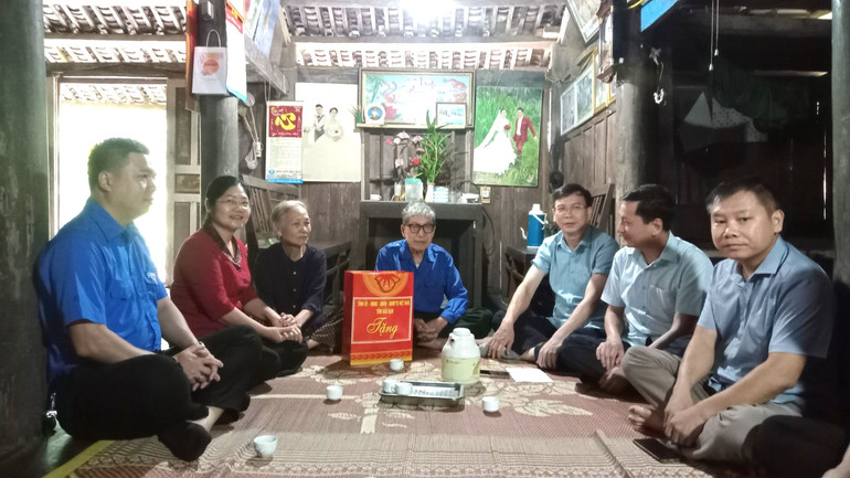 Đoàn công tác thăm, tặng quà ông Nguyễn Công Trân, người hoạt động kháng chiến bị nhiễm chất độc hóa học. z5662437415884_e5b35cdfd038b57796ca3ced71377e5c.jpg
