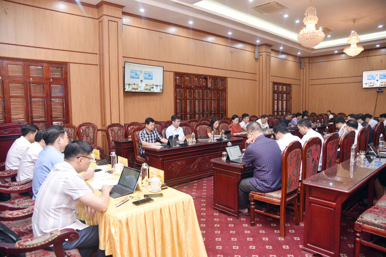 Các đại biểu dự họp nghe báo cáo tình hình kinh tế - xã hội 6 tháng đầu năm từ điểm cầu trung tâm. TT 2.jpg