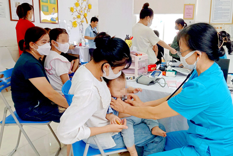 Khám trước khi tiêm chủng phòng bệnh. 2.jpg