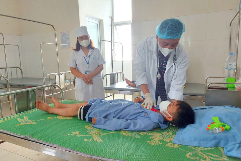 Bác sĩ Bệnh viện Bệnh Nhiệt đới Trung ương thăm, khám bệnh nhân nghi bị bệnh viêm màng não do não mô cầu tại Khoa Truyền nhiễm (Bệnh viện Đa khoa tỉnh Bắc Kạn). z5555584055276_2447a511e702f1863979650915d5e30d.jpg