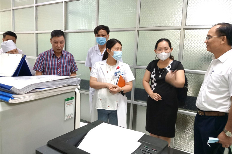 Đoàn công tác của Bệnh viện Bệnh nhiệt đới Trung ương khảo sát tại Khoa Vi sinh (Bệnh viện Đa khoa tỉnh Bắc Kạn). z5555583082273_d1d3b23ebf757f899a324fba27514bb5.jpg