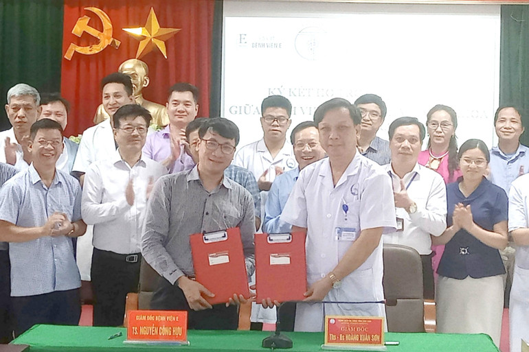 Lãnh đạo hai bệnh viện Ký kết hợp tác hỗ trợ chuyên môn. z5572486260521_df6ae88d6c7bc7b2844b6f79f061d172.jpg