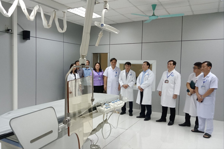 Đoàn công tác khảo sát tại Phòng chụp mạch. z5572492572311_de7ce2d796f6a2b838e71b8b3704005d.jpg