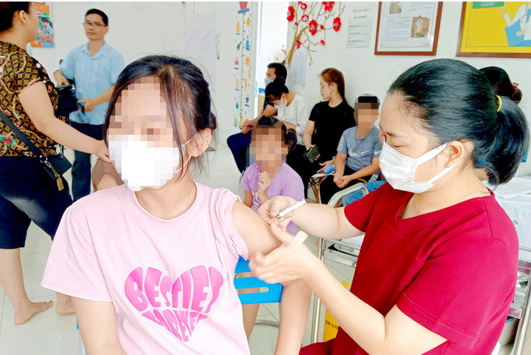 Người dân tiêm phòng tại Phòng tiêm chủng vắc xin Mai Thúy. 1.jpg
