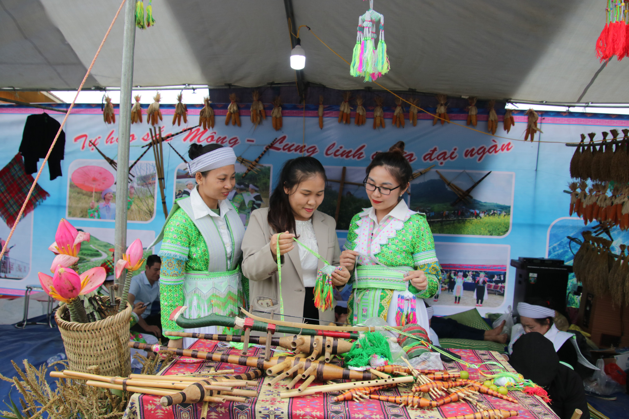 Chị Lường Thị Trinh, Phó Chủ tịch Ủy ban Mặt trận Tổ quốc xã Cổ Linh, huyện Pác Nặm (người đứng giữa) tham gia phục vụ hoạt động giao lưu văn hóa dân tộc Mông tỉnh Bắc Kạn diễn ra ngày 28/4/2025. img-9842.jpg