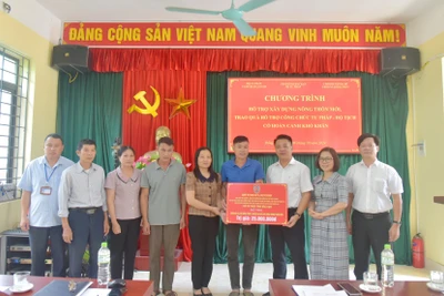 Cụm thi đua số III, Bộ Tư pháp tặng sổ tiết kiệm cho công chức Tư pháp- Hộ tịch có hoàn cảnh khó khăn