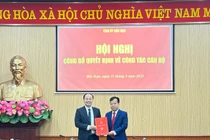 Đồng chí Nguyễn Đăng Bình, Chủ tịch UBND tỉnh, Bí thư Đảng ủy UBND tỉnh trao Quyết định điều động đồng chí Trương Văn Vĩnh giữ chức Phó Bí thư Chuyên trách Đảng ủy UBND tỉnh.