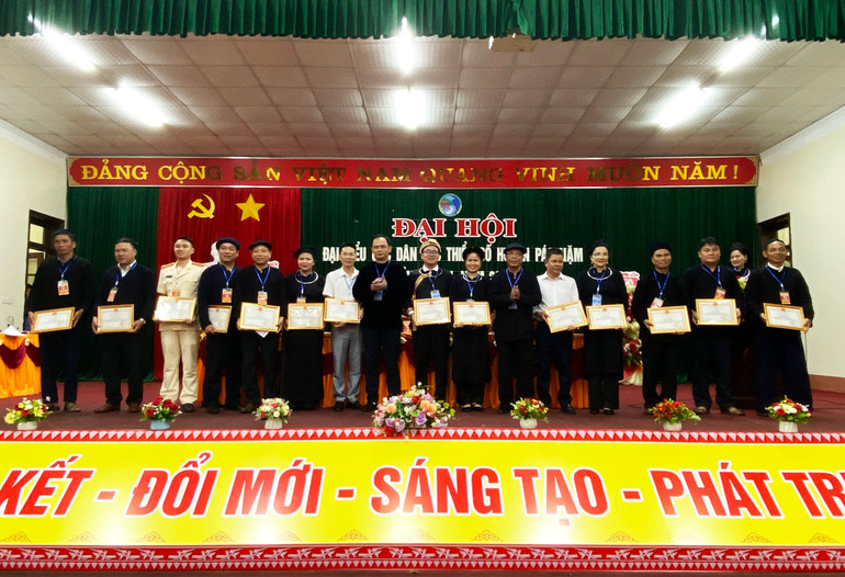 Các tập thể có thành tích cao được UBND huyện Pác Nặm tặng Giấy khen. tap the.jpg