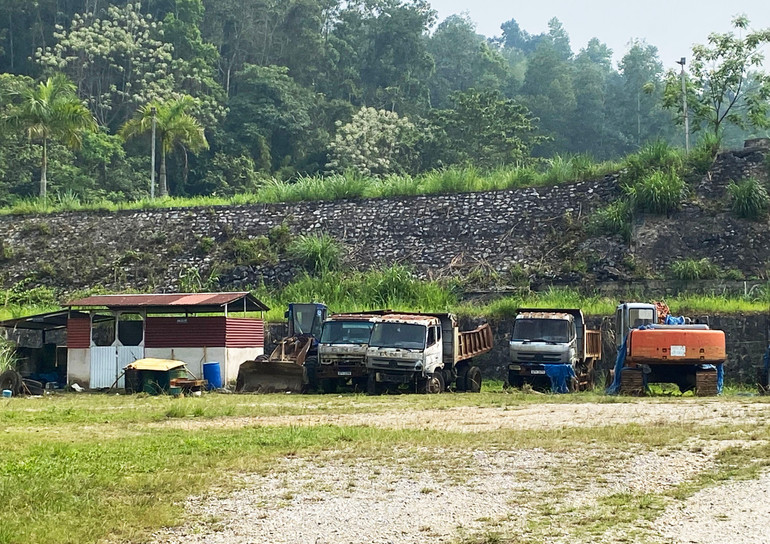 Nhiều phương tiện, máy móc cũng trong tình trạng bỏ không lâu ngày. 2.jpg