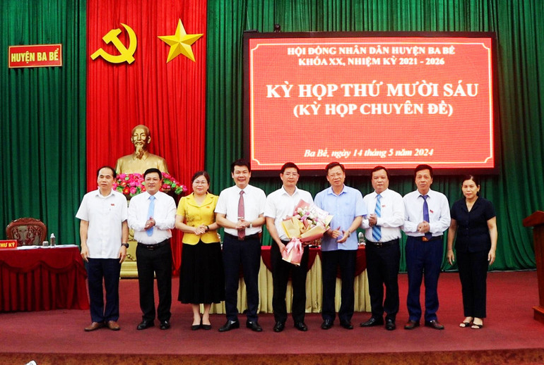 Đồng chí Phạm Duy Hưng, Phó Chủ tịch UBND tỉnh cùng các đồng chí lãnh đạo huyện Ba Bể tặng hoa chúc mừng đồng chí Phạm Ngọc Thịnh. z5439844652629_e0e4f400f70b4efc3d78d5723344cf88.jpg