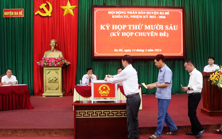 Các đại biểu bỏ phiếu bầu chức vụ Phó Chủ tịch UBND huyện Ba Bể. z5439844601387_51748519412ab164e36cd8caf2d4b7a0.jpg