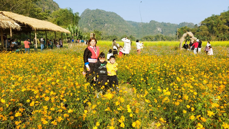 Du khách lựa chọn trang phục dân tộc để lưu lại những tấm ảnh đẹp giữa muôn hoa rực rỡ.