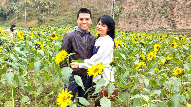 Nhiều cặp đôi lưu lại khoảng khắc đẹp bên hoa hướng dương.