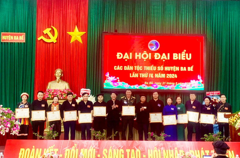 Các tập thể có thành tích cao được huyện khen thưởng dịp này. z5494648845725_148f6e7db474c1f93f1803d625c0f9b4.jpg
