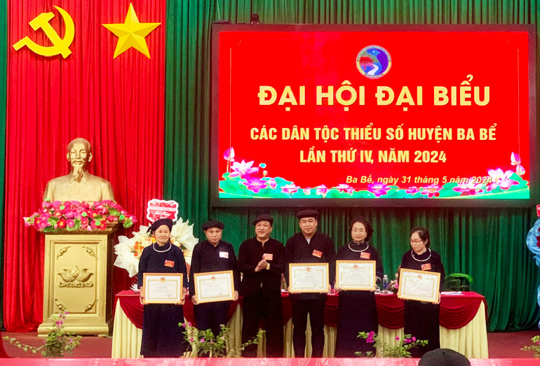 Các cá nhân tiêu biểu, xuất sắc trong công tác dân tộc những năm qua được UBND huyện khen thưởng. z5494651777438_077a0dec60f83381f6e8991440358468.jpg