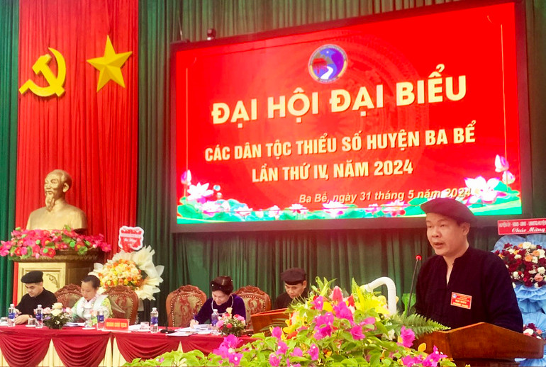 Đồng chí Dương Ngọc Thuyết, Bí thư Huyện ủy phát biểu, biểu dương những kết quả, thành tích mà các dân tộc thiểu số của huyện đạt được từ năm 2019 đến nay. z5494605828164_879b87b2464db81765b920fa6a48f5b0.jpg