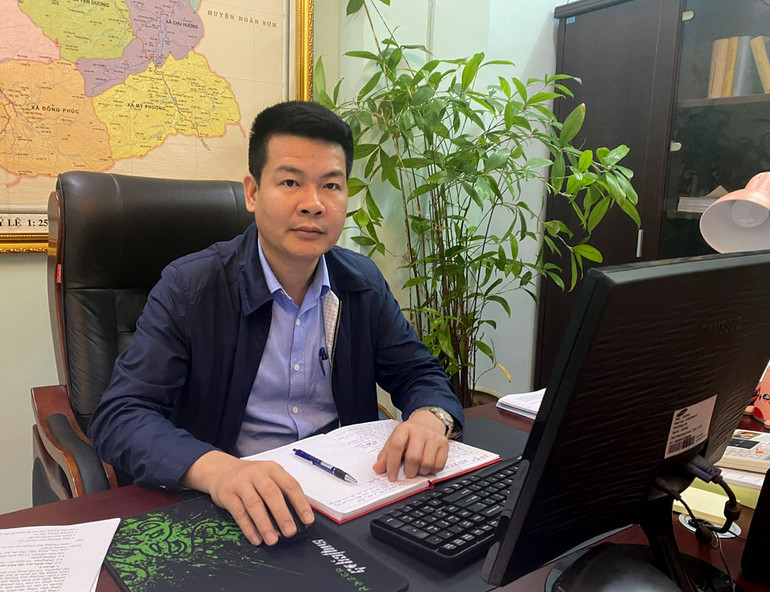 Đồng chí Dương Ngọc Thuyết, Bí thư Huyện ủy Ba Bể chia sẻ việc thực hiện các giải pháp phát triển kinh tế - xã hội năm 2023 của huyện. Đồng chí Dương Ngọc Thuyết, Bí thư Huyện ủy Ba Bể chia sẻ việc thực hiện các giải pháp phát triển kinh tế - xã hội năm 2023 của huyện.