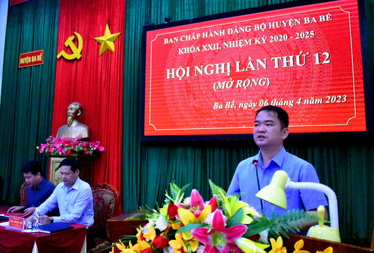 Đồng chí Lưu Quốc Trung, Chủ tịch UBND huyện thông qua báo cáo kết quả công tác quý I.