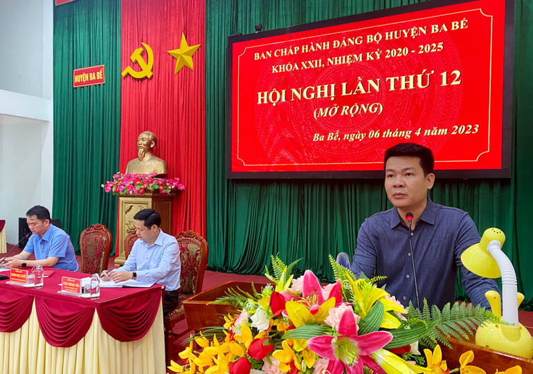 Đồng chí Dương Ngọc Thuyết, Bí thư Huyện ủy Ba Bể phát biểu tại hội nghị.