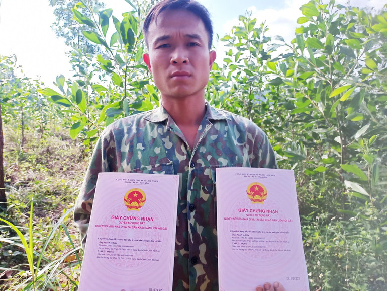 Anh Phan Văn Kiên đã nhận được Giấy CNQSDĐ sau khi cấp có thẩm quyền vào cuộc. 87587.jpg