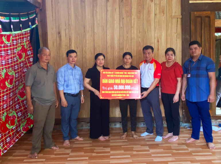Bà Đỗ Thị Minh Hoa, Ủy viên Ban Thường vụ Tỉnh ủy, Chủ tịch Ủy ban MTTQ Việt Nam tỉnh Bắc Kạn cùng nhà tài trợ trao tiền hỗ trợ cho gia đình ông Hoàng Văn Phẩm, thôn Nà Vài, xã Bằng Thành. 65654.jpg