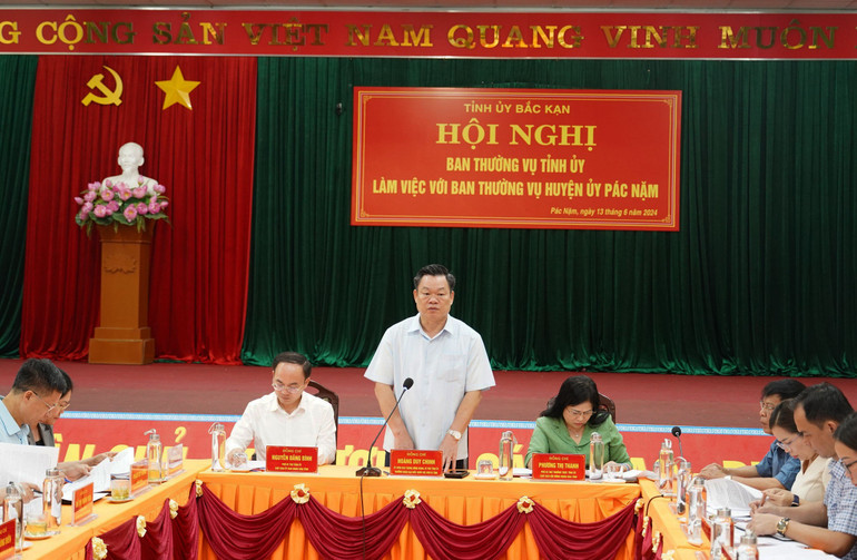 Đồng chí Bí thư Tỉnh ủy, Trưởng đoàn ĐBQH tỉnh phát biểu kết luận buổi làm việc. PN 3.jpg