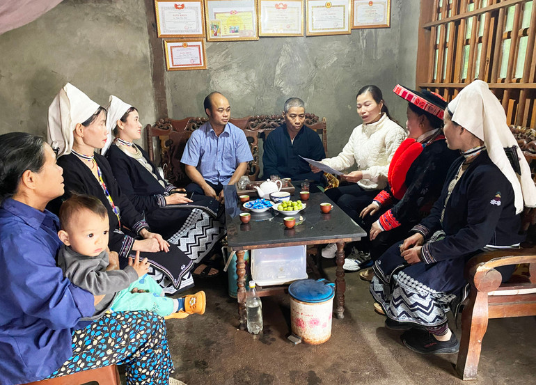 Cán bộ xã Thượng Giáo phổ biến với đồng bào Dao thôn Pác Phai về các quy định mới của pháp luật. 6536.jpg
