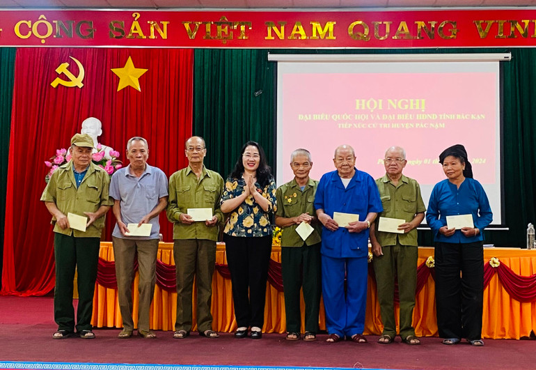 Bà Nguyễn Thị Thuỷ, Phó Chủ nhiệm Ủy ban Tư pháp của Quốc hội, đại biểu Quốc hội tỉnh Bắc Kạn trao tặng quà cho người có công trên địa bàn huyện Pác Nặm. TX5.jpg